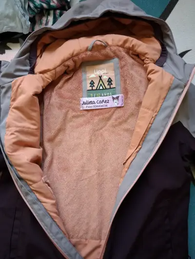 Chaqueta impermeable bicolor con capucha - miniatura 2