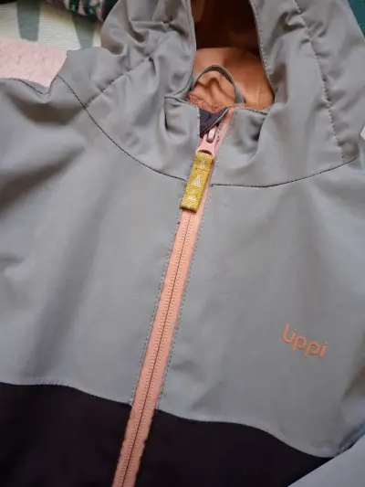 Chaqueta impermeable bicolor con capucha - miniatura 3