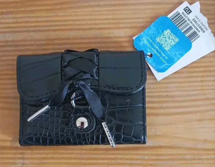 Billetera negra con diseño elegante