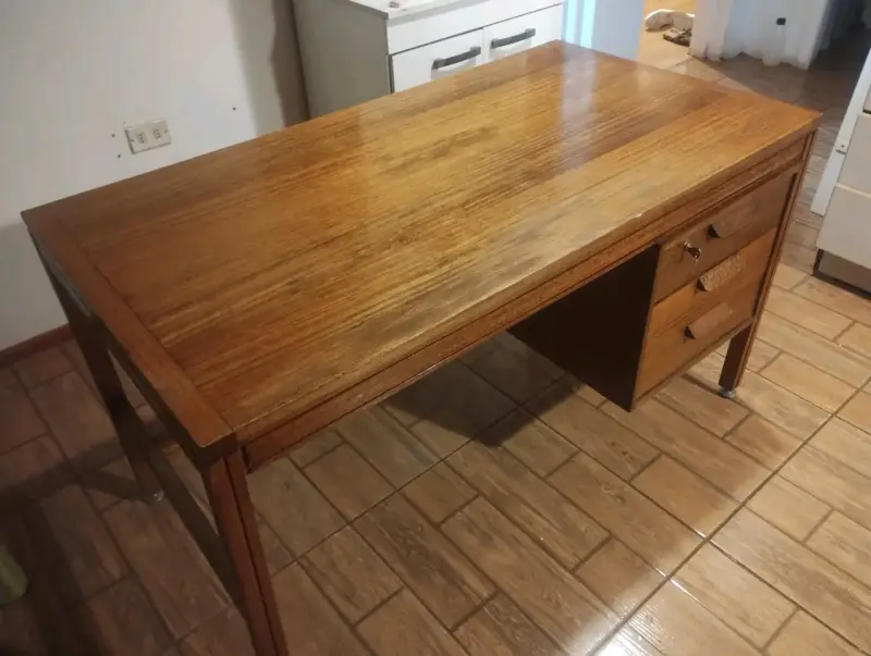 Escritorio de madera con cajones - 1