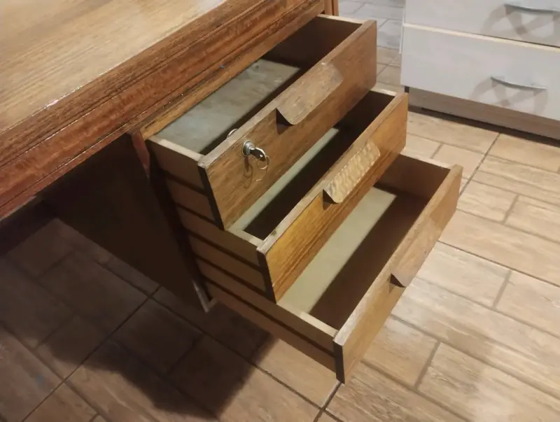 Escritorio de madera con cajones - 2