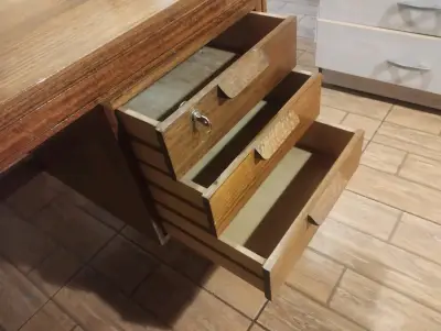 Escritorio de madera con cajones - miniatura 2