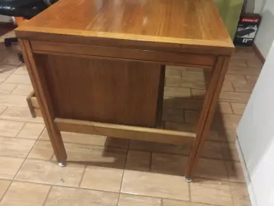 Escritorio de madera con cajones - miniatura 3