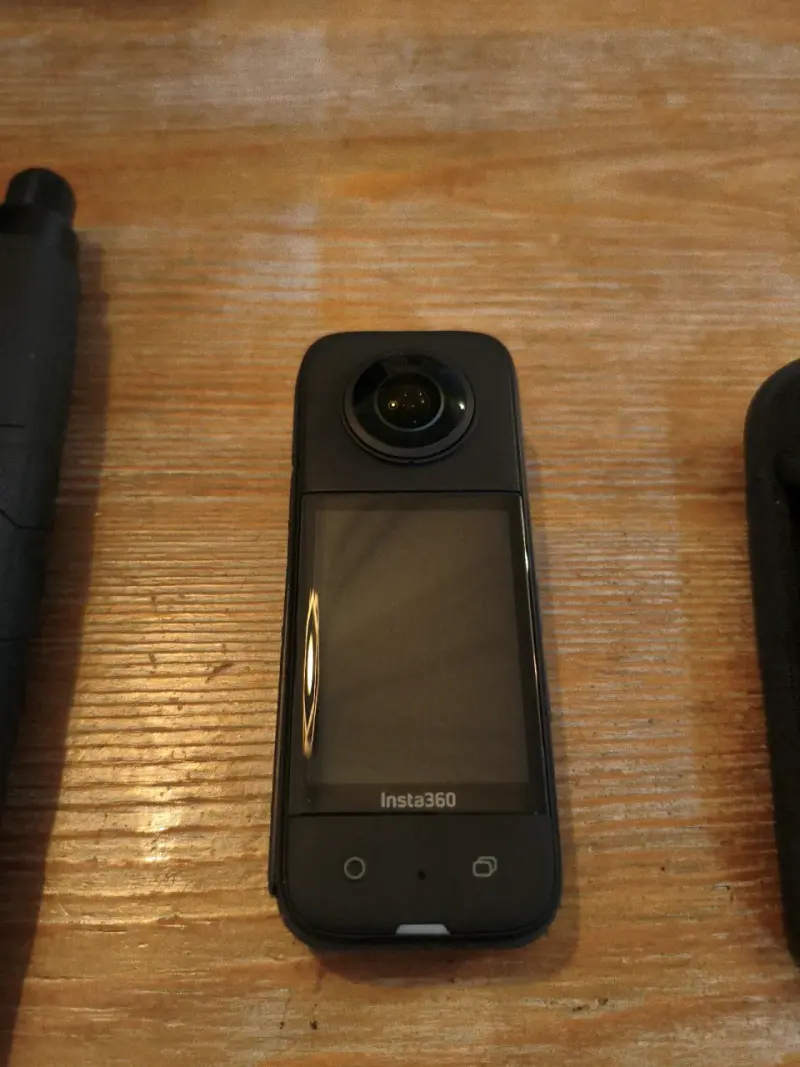 Cámara Insta360 x 3 con accesorio - 2