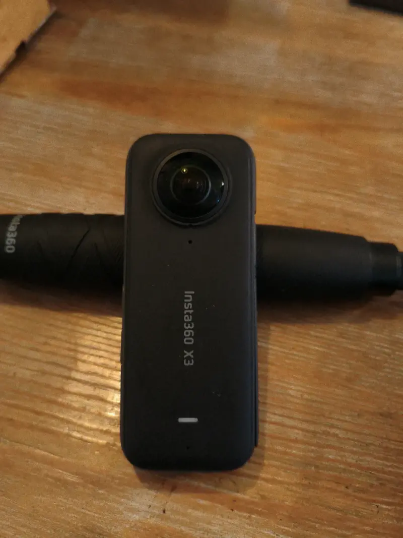 Cámara Insta360 x 3 con accesorio - 3