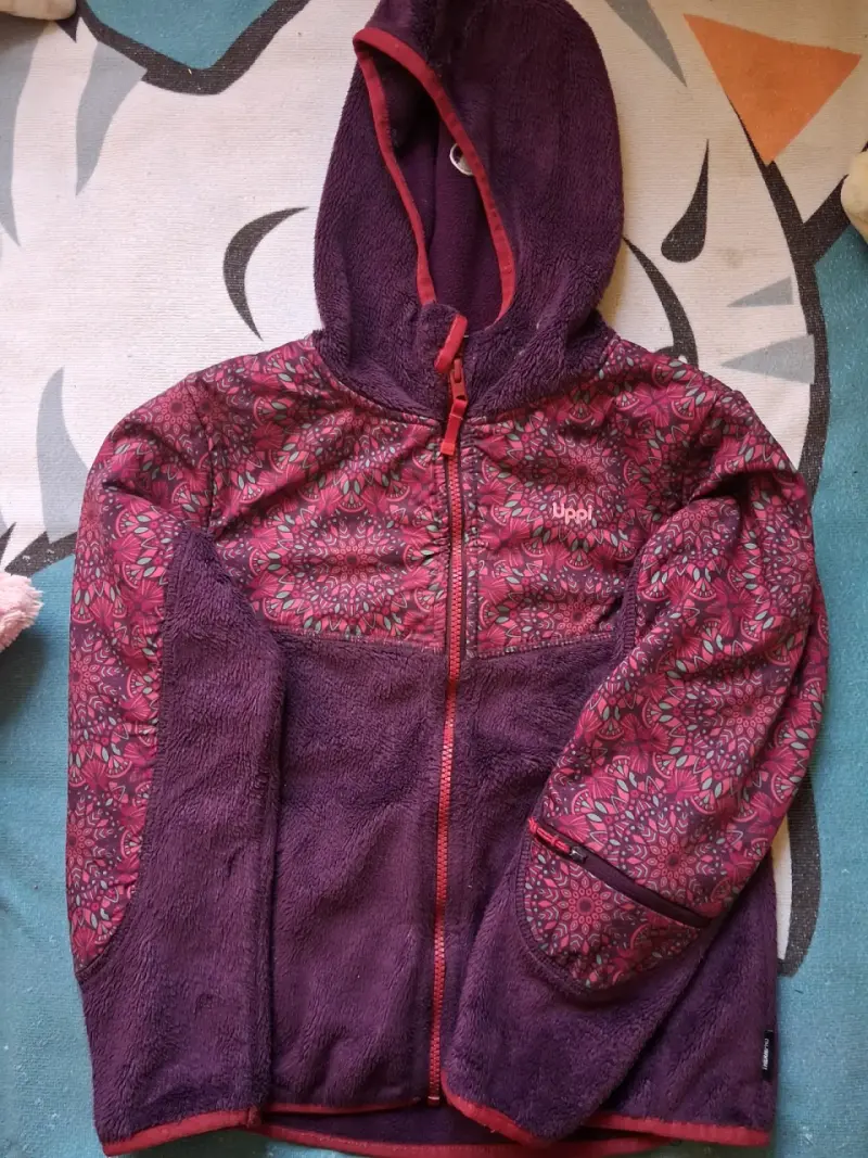 Chaqueta polar morada con capucha - 1