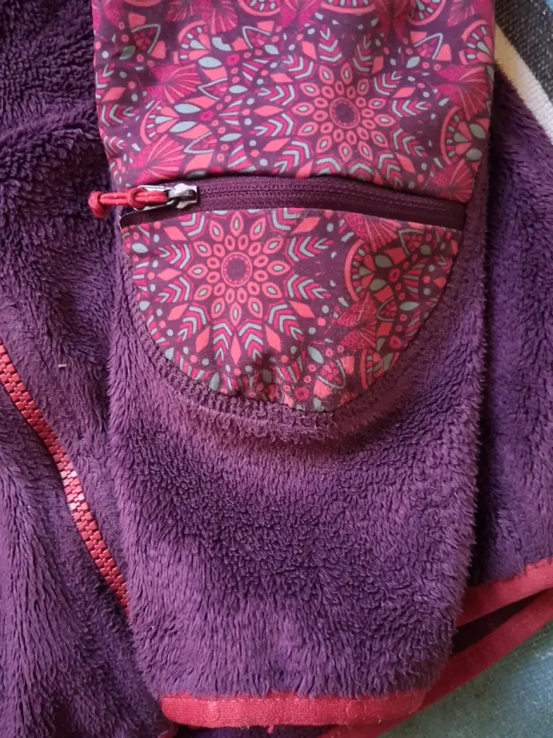Chaqueta polar morada con capucha - 2
