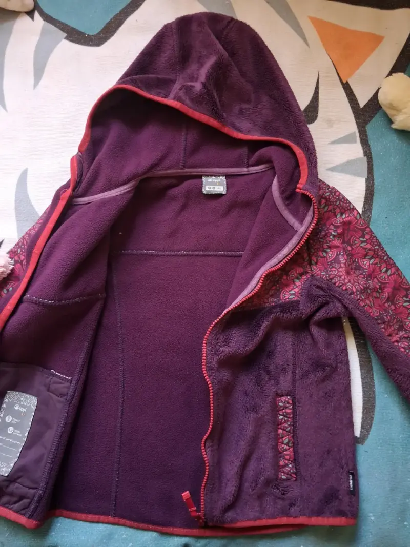 Chaqueta polar morada con capucha - 3