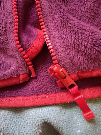 Chaqueta polar morada con capucha - miniatura 4