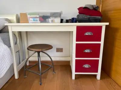 Escritorio blanco con cajones rojos - miniatura 1
