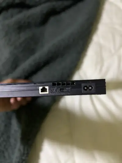 PlayStation 2 Slim desbloqueada con mandos y cable - miniatura 2