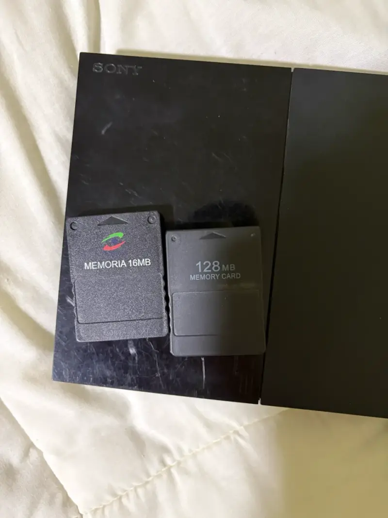 PlayStation 2 Slim desbloqueada con mandos y cable - 3