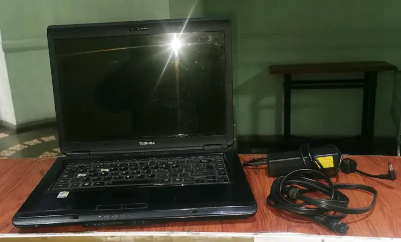 Notebook Toshiba con cargador LEER DESCRIPCIÓN - 1