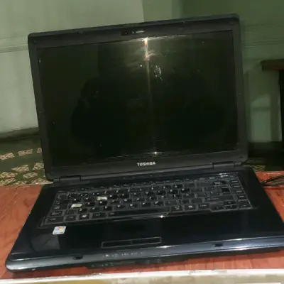 Notebook Toshiba con cargador LEER DESCRIPCIÓN - miniatura 2