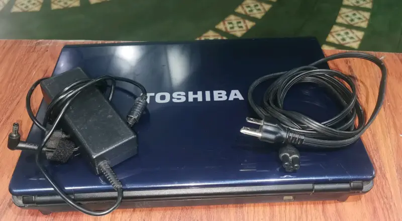 Notebook Toshiba con cargador LEER DESCRIPCIÓN - 3