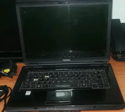 Notebook Toshiba con cargador LEER DESCRIPCIÓN - miniatura 6