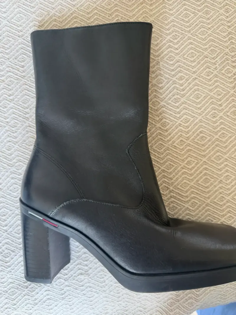 Botas TOMMY HILTIGER negras de cuero con tacón - 1