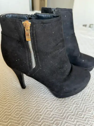 Botines negros con taco alto - miniatura 1