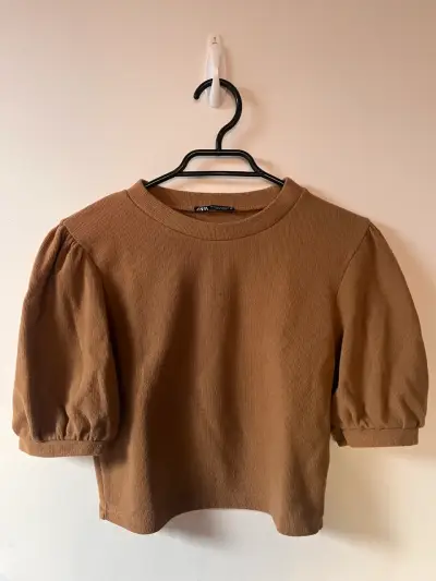 Polera beige con mangas abullonadas - miniatura 1