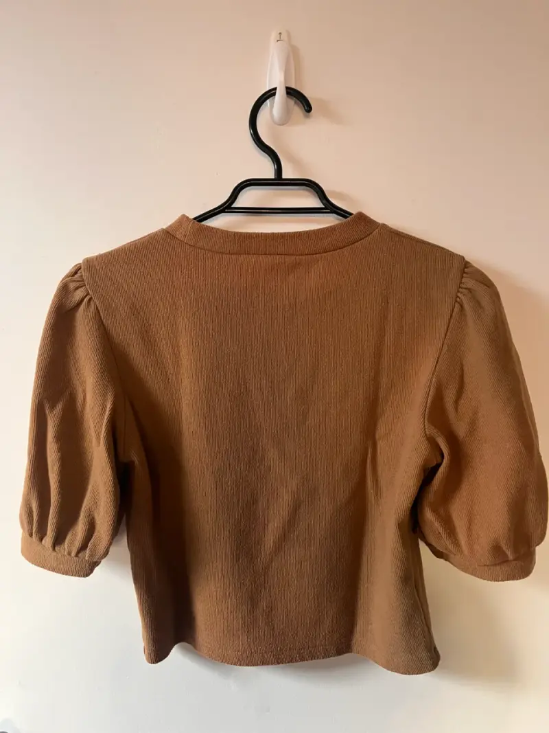 Polera beige con mangas abullonadas - 2