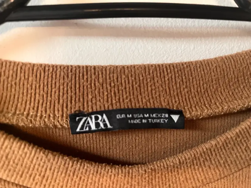 Polera beige con mangas abullonadas - 3