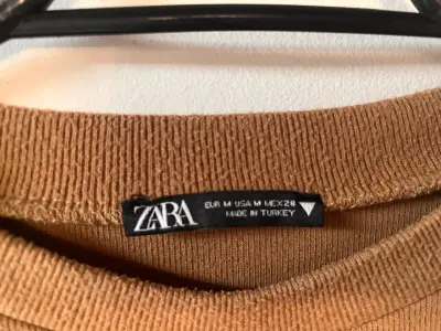 Polera beige con mangas abullonadas - miniatura 3
