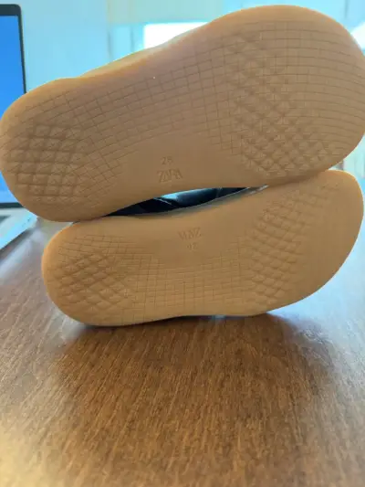 Zapatillas negras para niño - Zara talla 26 - miniatura 3