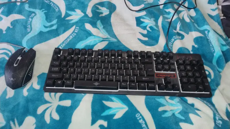 Teclado y mouse gamer con cable