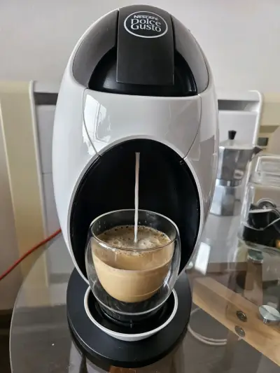 Cafetera Nescafé Dolce Gusto blanca - miniatura 1