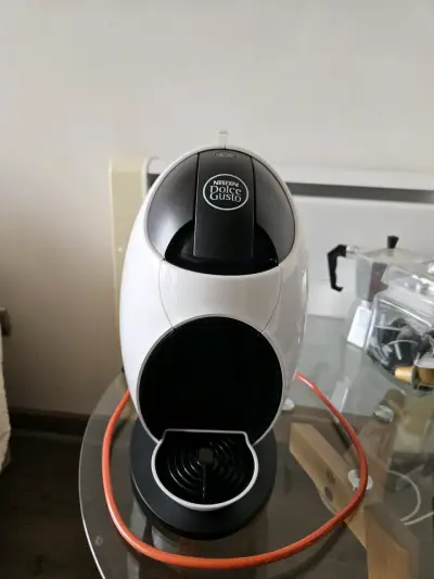 Cafetera Nescafé Dolce Gusto blanca - miniatura 3