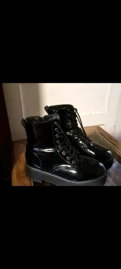Botas negras de charol - miniatura 1