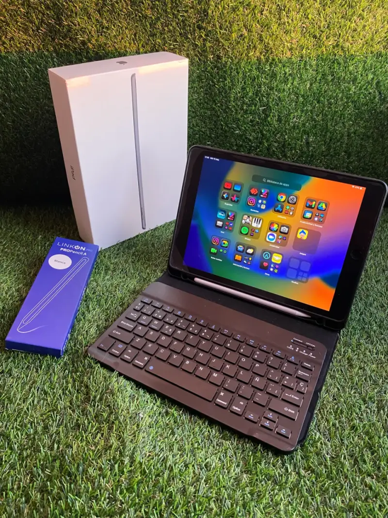iPad con teclado y lápiz - 1