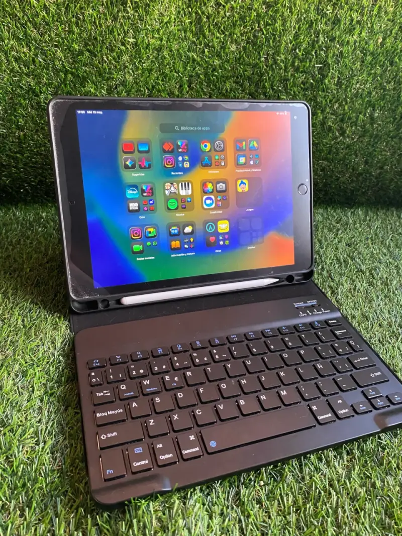 iPad con teclado y lápiz - 2