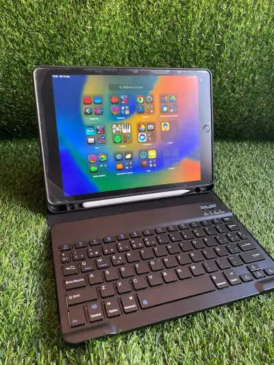 iPad con teclado y lápiz - miniatura 2