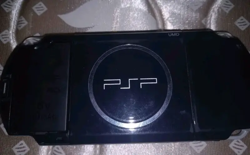 Consola Sony PSP con lector y juegos incluidos - 2