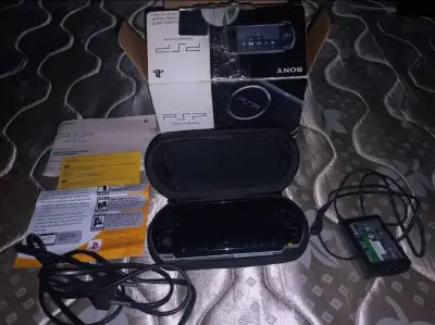 Consola Sony PSP con lector y juegos incluidos - miniatura 3