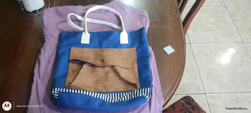 Bolso tote azul con bolsillo - 1