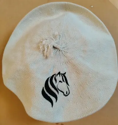 Boina de gaucho beige con bordado de caballo - miniatura 1