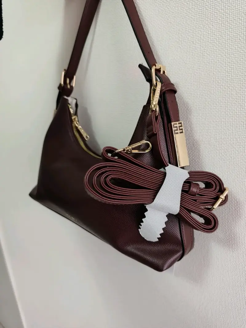 Cartera color burdeos con detalle dorado - 5