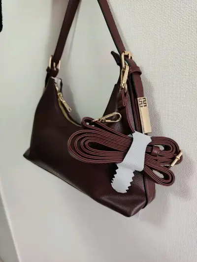 Cartera color burdeos con detalle dorado - miniatura 5