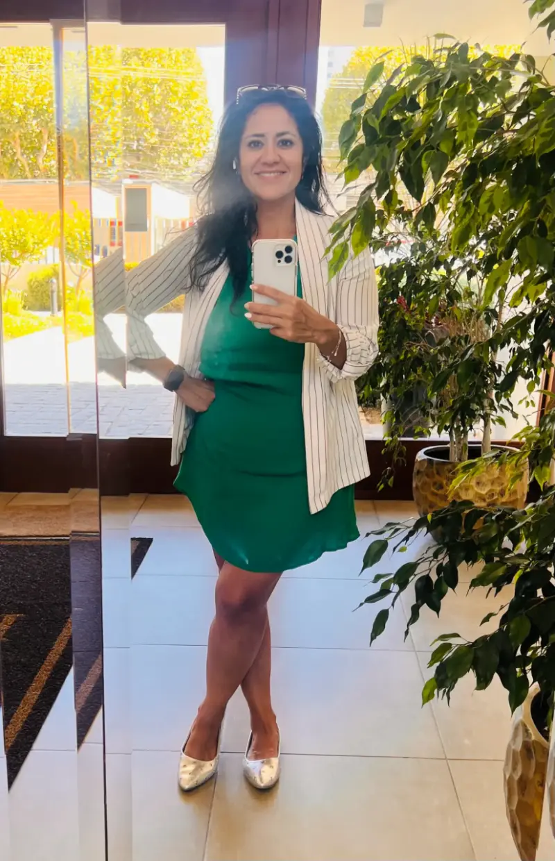 Vestido verde con blazer a rayas