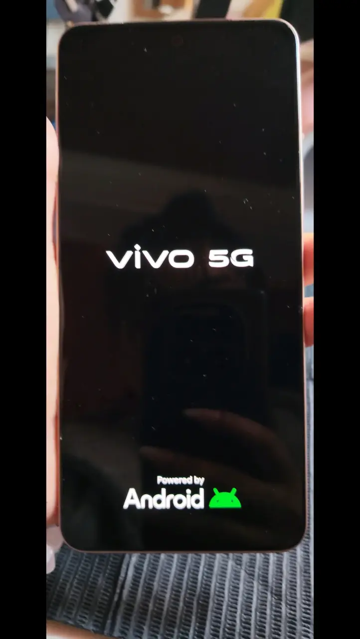 Smartphone Vivo V2314 dorado - 2