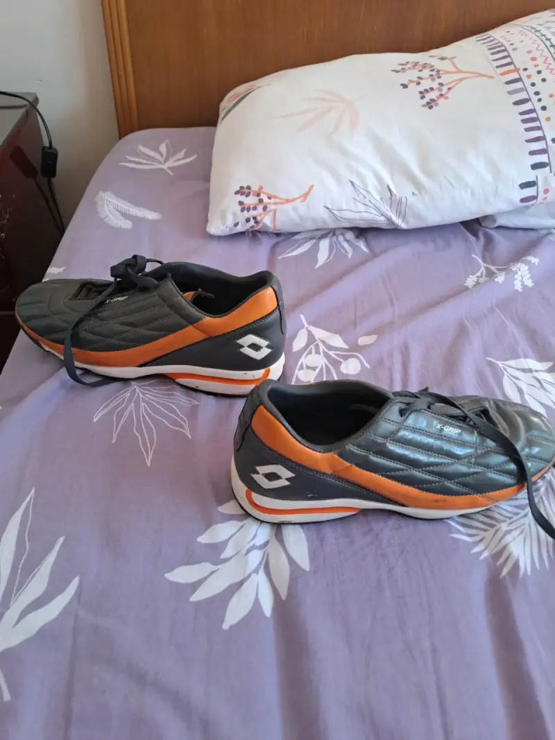 Zapatillas deportivas gris y naranja