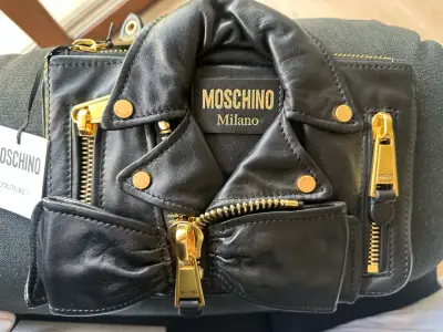 Cartera Clutch Moschino negra original - miniatura 1