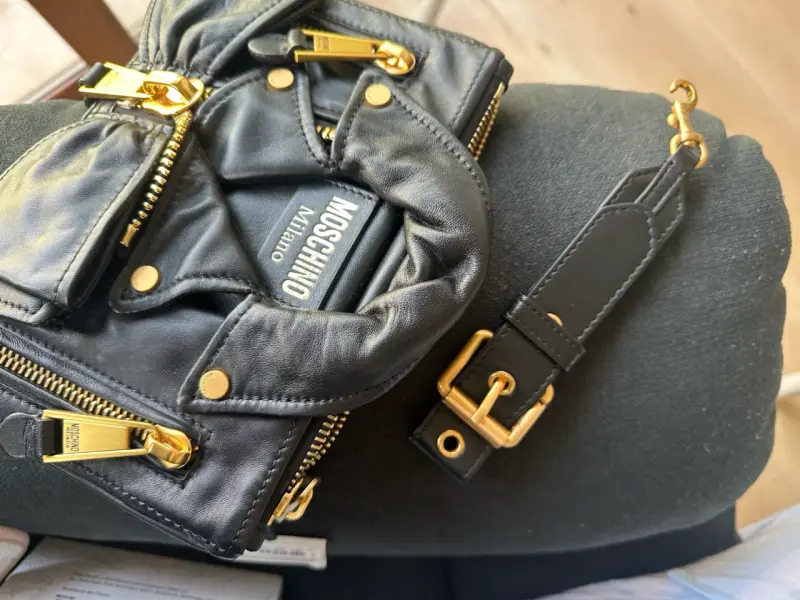 Cartera Clutch Moschino negra original - 2