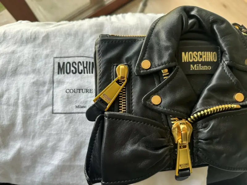 Cartera Clutch Moschino negra original - 3
