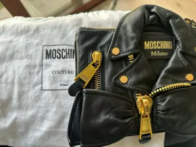 Cartera Clutch Moschino negra original - miniatura 3