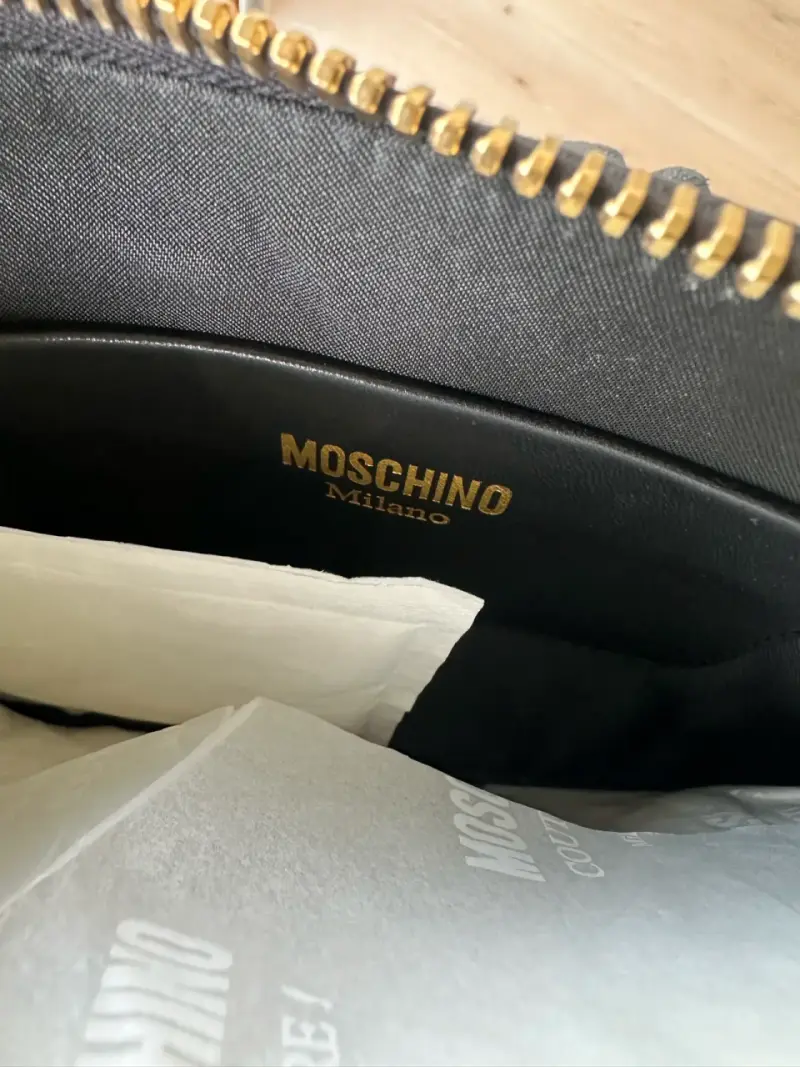 Cartera Clutch Moschino negra original - 4