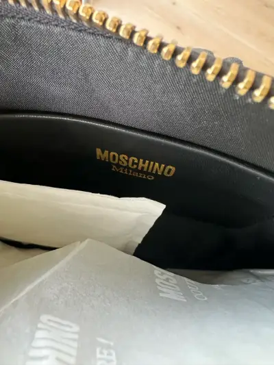 Cartera Clutch Moschino negra original - miniatura 4