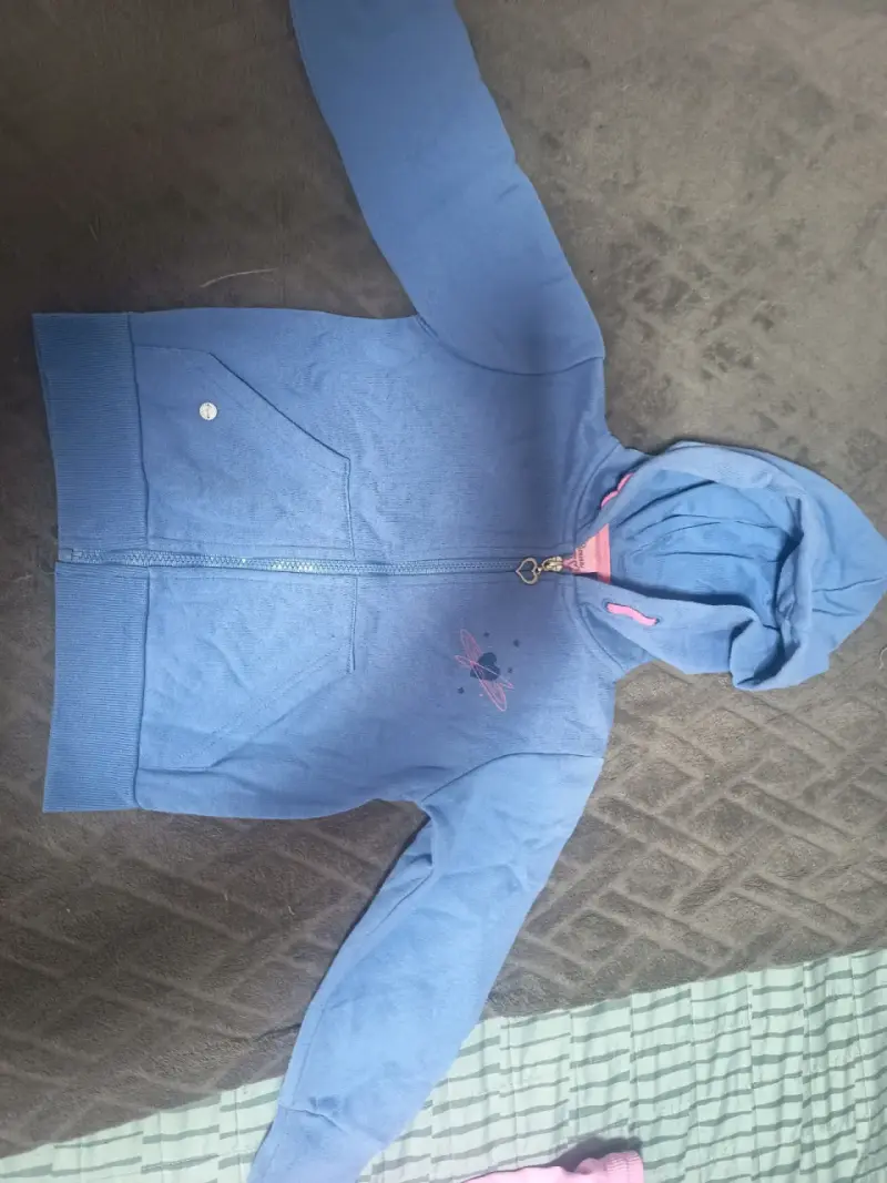 Polerón azul con capucha para niño